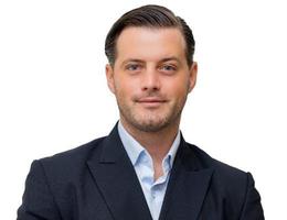 العميل Luke Constantinou