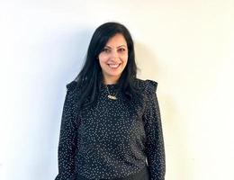 العميل Esther Hakim