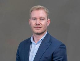 العميل Mark King