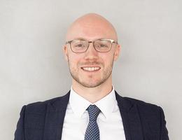 العميل Giles Jennings