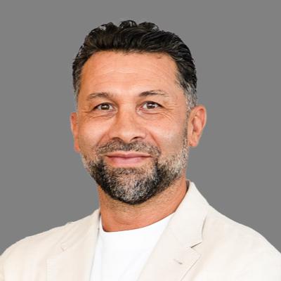 Agent Roberto Pérez