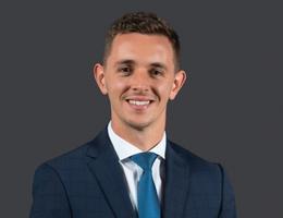 العميل Elliott Beaumont