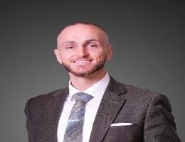 العميل Enes Bashota