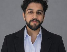 العميل Moez Khan