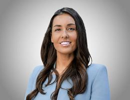 العميل Courtney Holmes