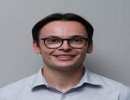العميل Derek White