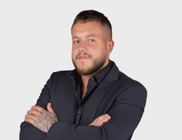 Agent Adrian Gluszak