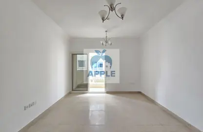 شقة - 2 غرف نوم - 2 حمامات للايجار في تجارية مويلح - الشارقة