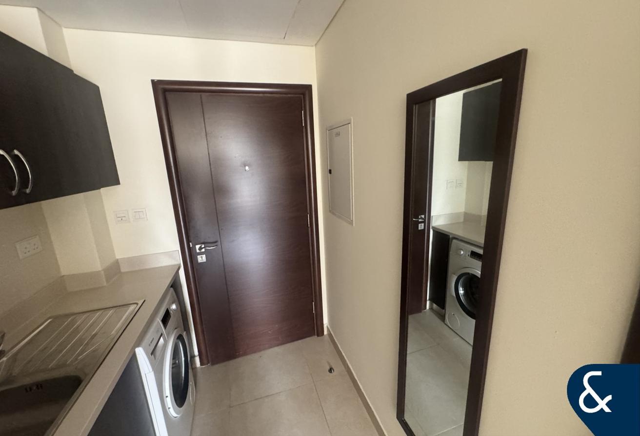 Furnished | Studio l Vacant l Modern | 1 Bath photo 4
