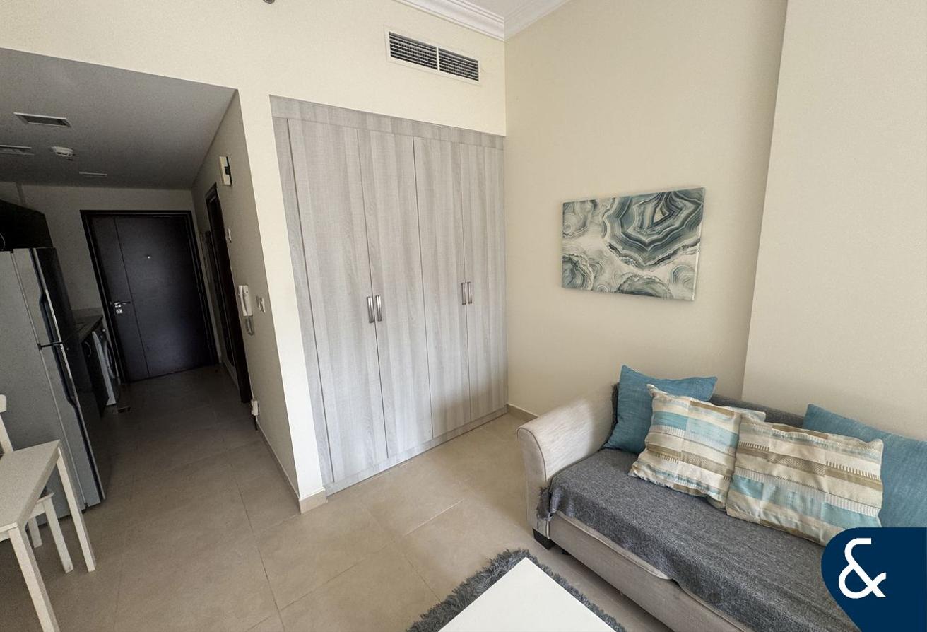 Furnished | Studio l Vacant l Modern | 1 Bath photo 7