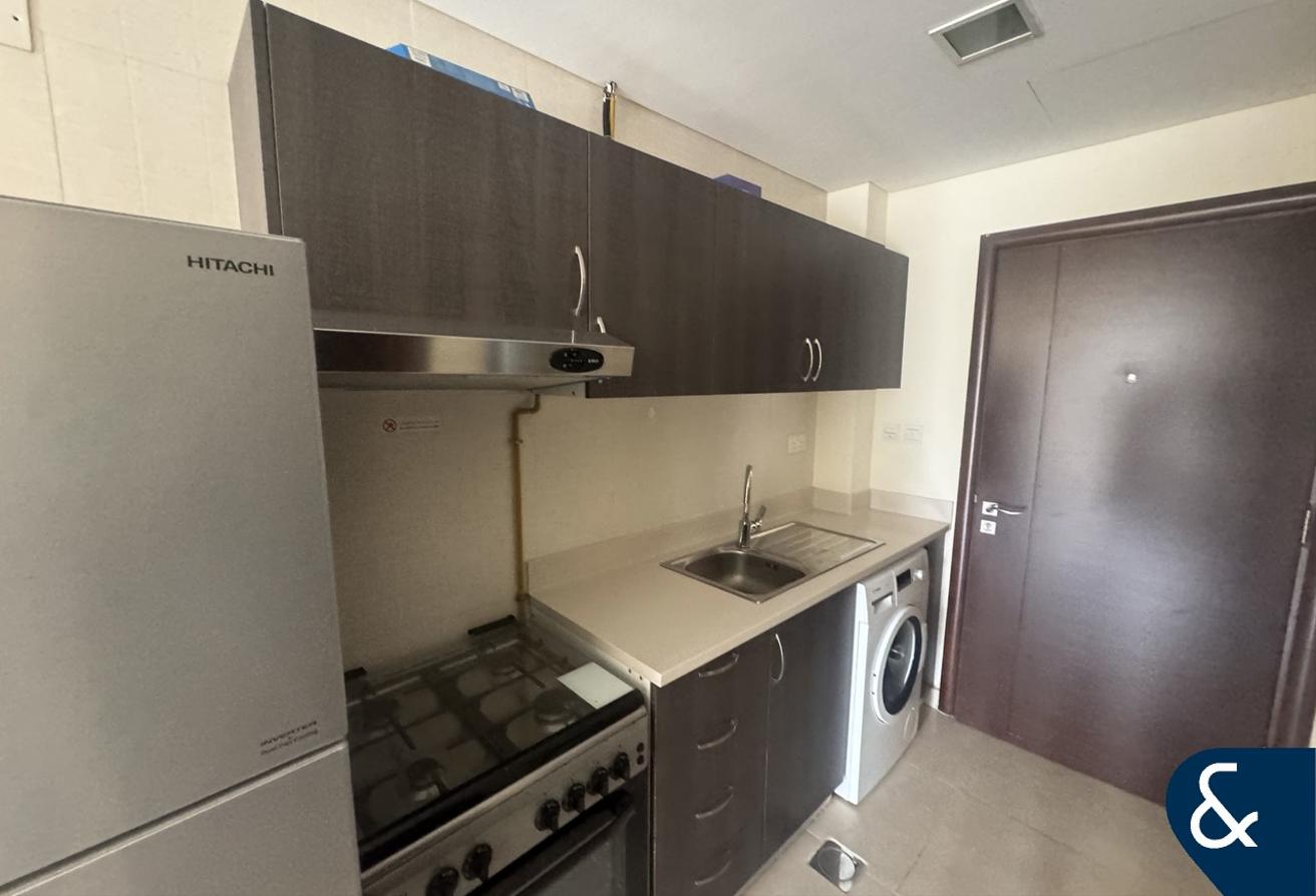 Furnished | Studio l Vacant l Modern | 1 Bath photo 3