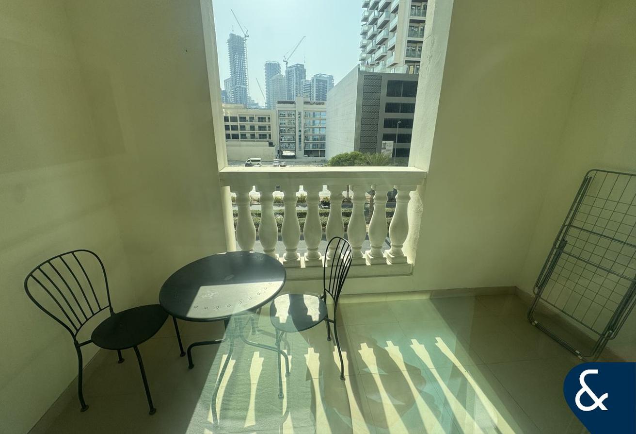 Furnished | Studio l Vacant l Modern | 1 Bath photo 8