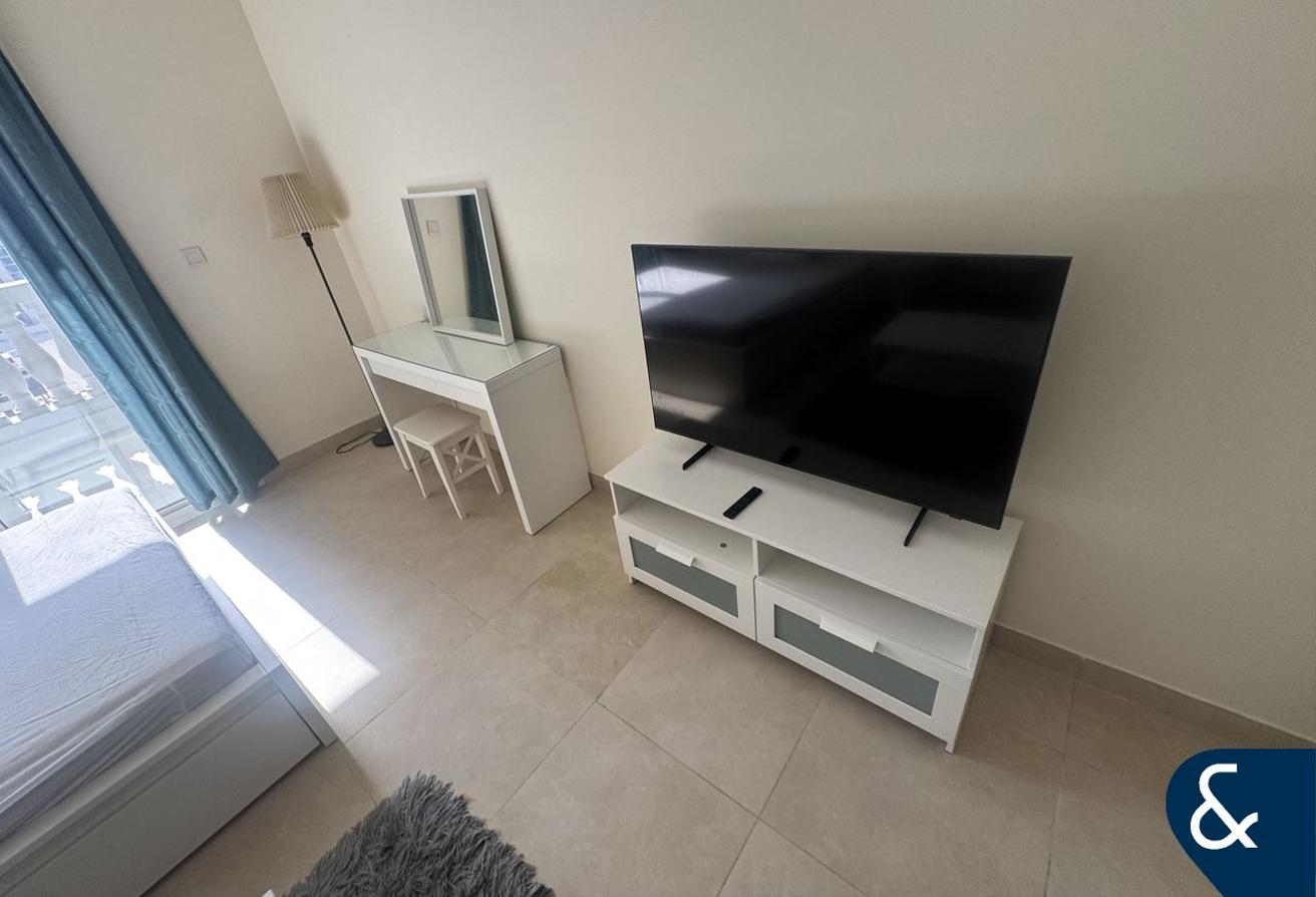 Furnished | Studio l Vacant l Modern | 1 Bath photo 6