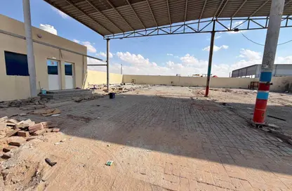 Warehouse - Studio - 1 Bathroom for rent in Al Sajaa - Sharjah