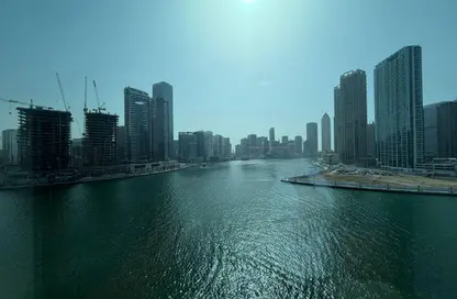 مكتب - استوديو - 2 حمامات للايجار في البحيرة المركزية - الخليج التجاري - دبي