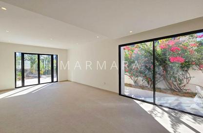 Villa - 5 Bedrooms - 5 Bathrooms for rent in Jumeirah 1 Villas - Jumeirah 1 - Jumeirah - Dubai