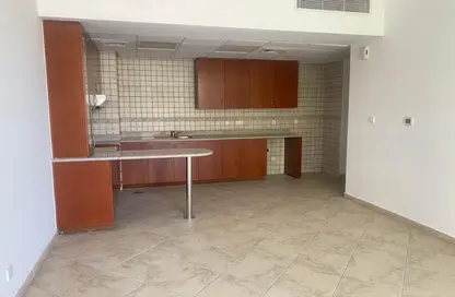 شقة - غرفة نوم - 2 حمامات للايجار في نورتون كورت 3 - قاعة نورتون - موتور سيتي - دبي