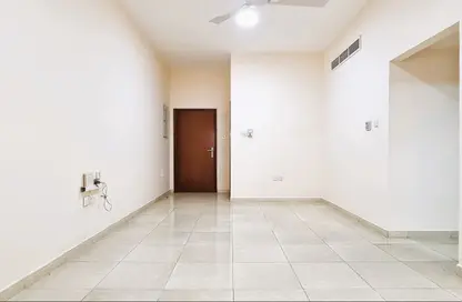 شقة - غرفة نوم - 2 حمامات للايجار في الرفاعة - بر دبي - دبي