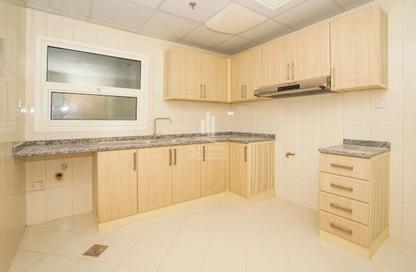 Apartment - 1 - 2 for rent in Sahab Al Emarat Tower - Al Mamzar - Sharjah - Sharjah