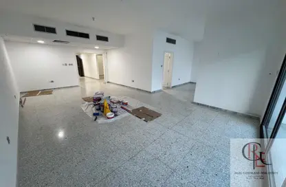 Apartment - 4 Bedrooms - 3 Bathrooms for rent in Khalidiya Centre - Cornich Al Khalidiya - Al Khalidiya - Abu Dhabi