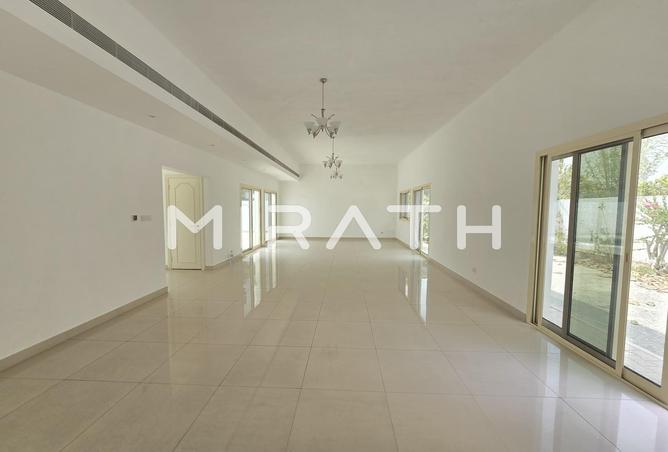 LUXURIOUS 5BR VILLA WITH PRIVATE POOL & GARDEN photo 2
