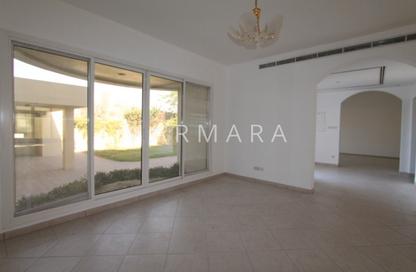 Villa - 4 Bedrooms - 5 Bathrooms for rent in Jumeirah 1 Villas - Jumeirah 1 - Jumeirah - Dubai