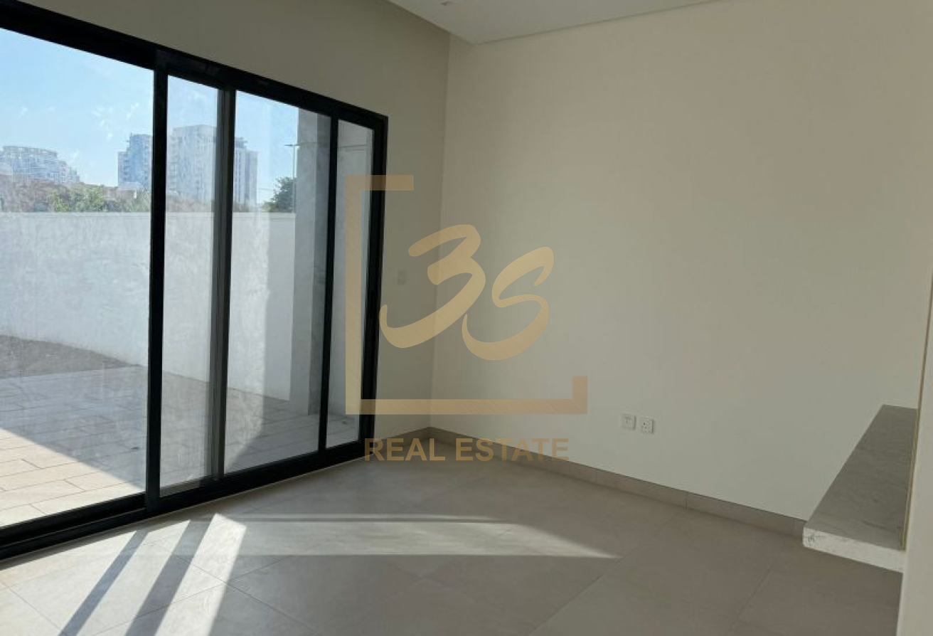 Corner Unit | Well Maintain | Close to Amenities  by 209908 