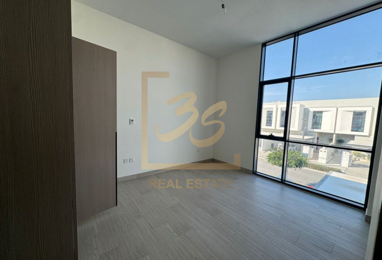 Corner Unit | Well Maintain | Close to Amenities  by 209908 