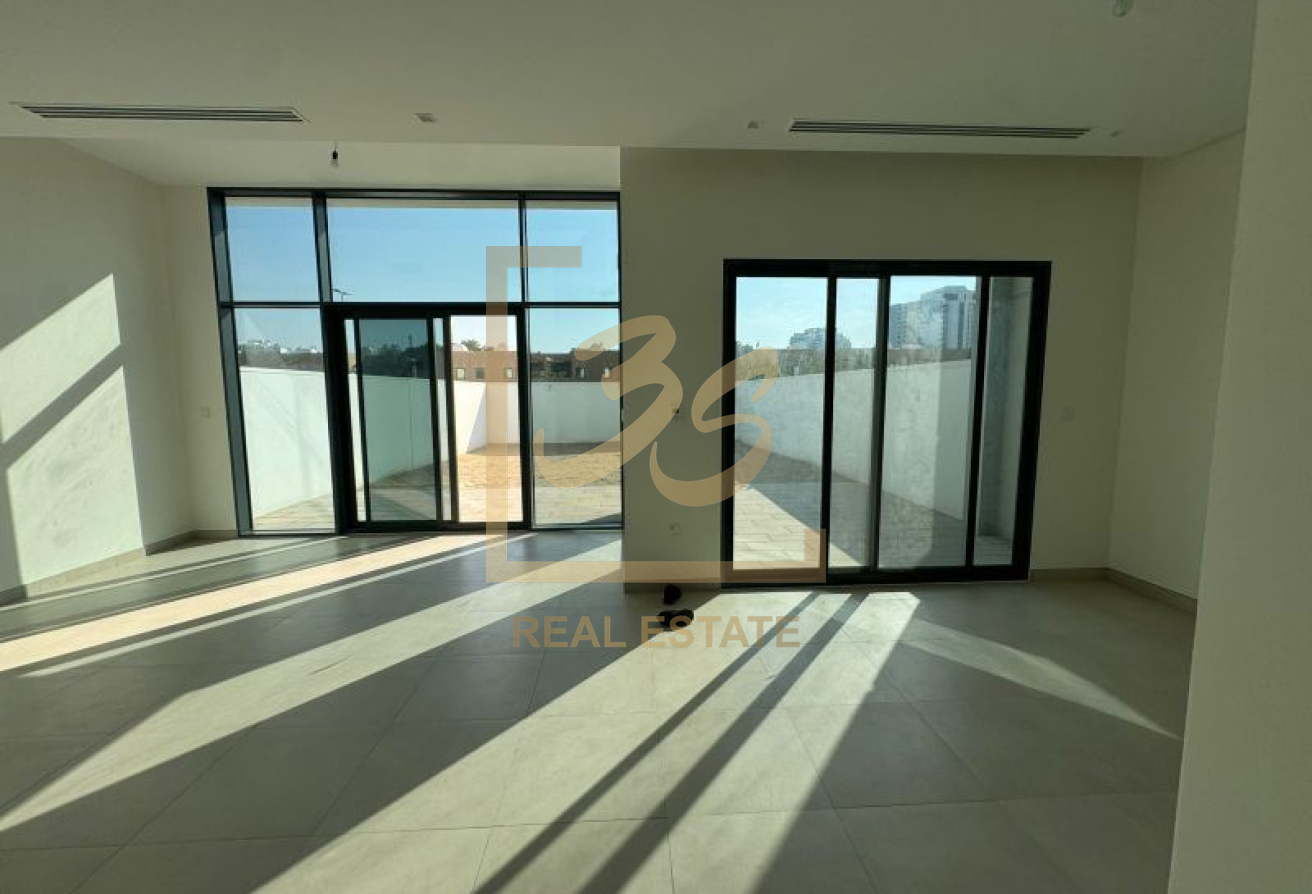 Corner Unit | Well Maintain | Close to Amenities  by 209908 