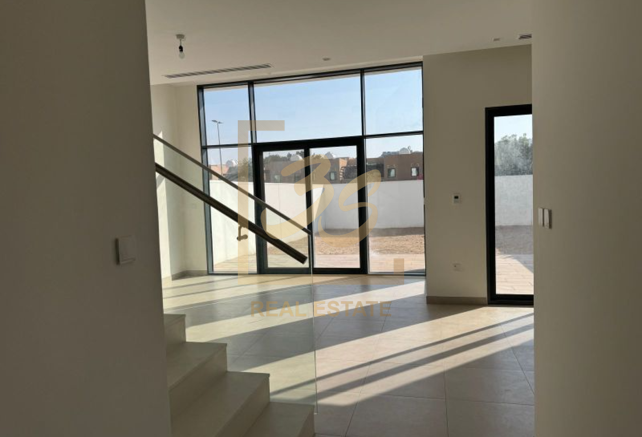 Corner Unit | Well Maintain | Close to Amenities  by 209908 