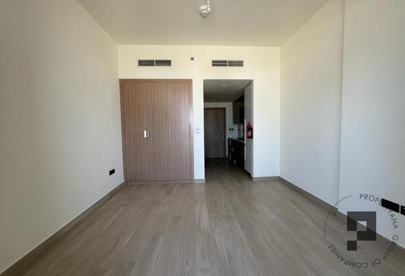Studio w Appliances | Parking | Great Location photo 4