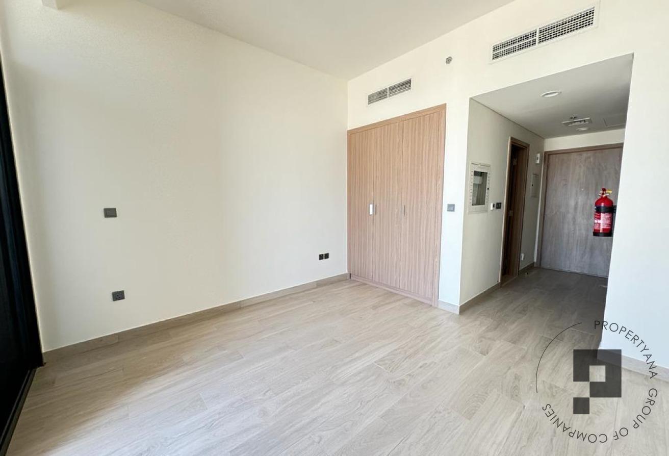 Studio w Appliances | Parking | Great Location photo 2