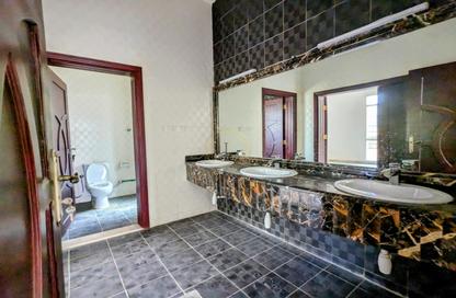 Villa - 5 Bedrooms - 6 Bathrooms for rent in Al Sarooj - Al Ain