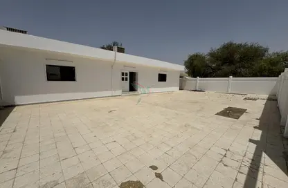 فيلا - 4 غرف نوم - 2 حمامات للايجار في السروج - العين