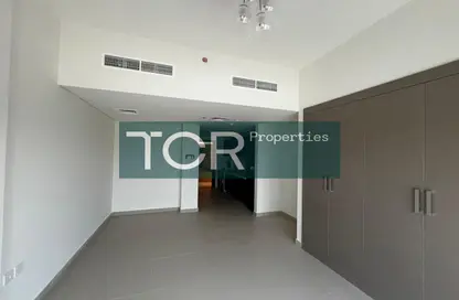 النزل و الشقق الفندقية - 1 حمام للبيع في عزيزي برتون - الفرجان - دبي