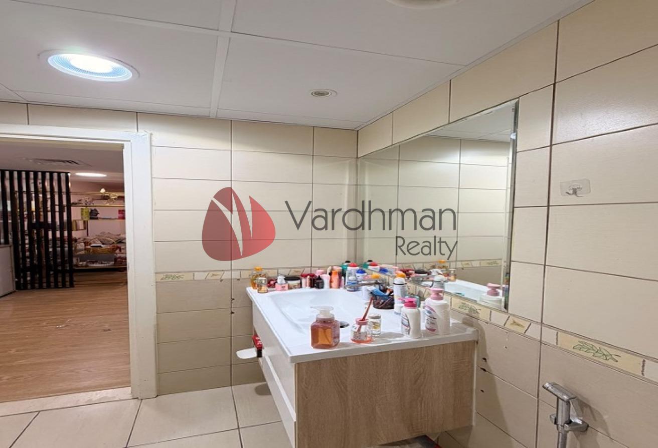 FULLY UPGRADED |WELL FURNISHED| VERY SPACIOUS photo 8