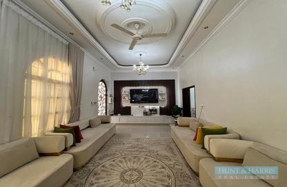 Villa - 4 - 5 for sale in Julfar - Ras Al Khaimah Villa - 4 - 5 for sale in Julfar - Ras Al Khaimah