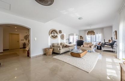 Villa - 6 Bedrooms - 5 Bathrooms for rent in Meadows 4 - Meadows - Dubai