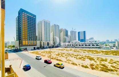 شقة - 2 غرف نوم - 3 حمامات للايجار في المساكن الحمراء - مدينة دبي الرياضية - دبي