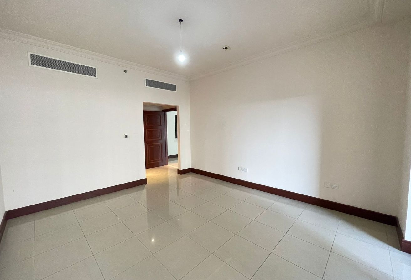 Golden Mile 6 | Hard-to-find 2BR+M | Sea View 4