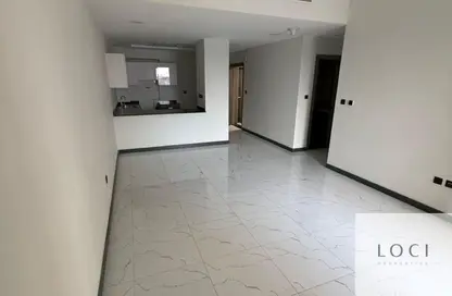 شقة - غرفة نوم - 2 حمامات للايجار في برج روكان B - برج روكان - روكان - دبي لاند - دبي