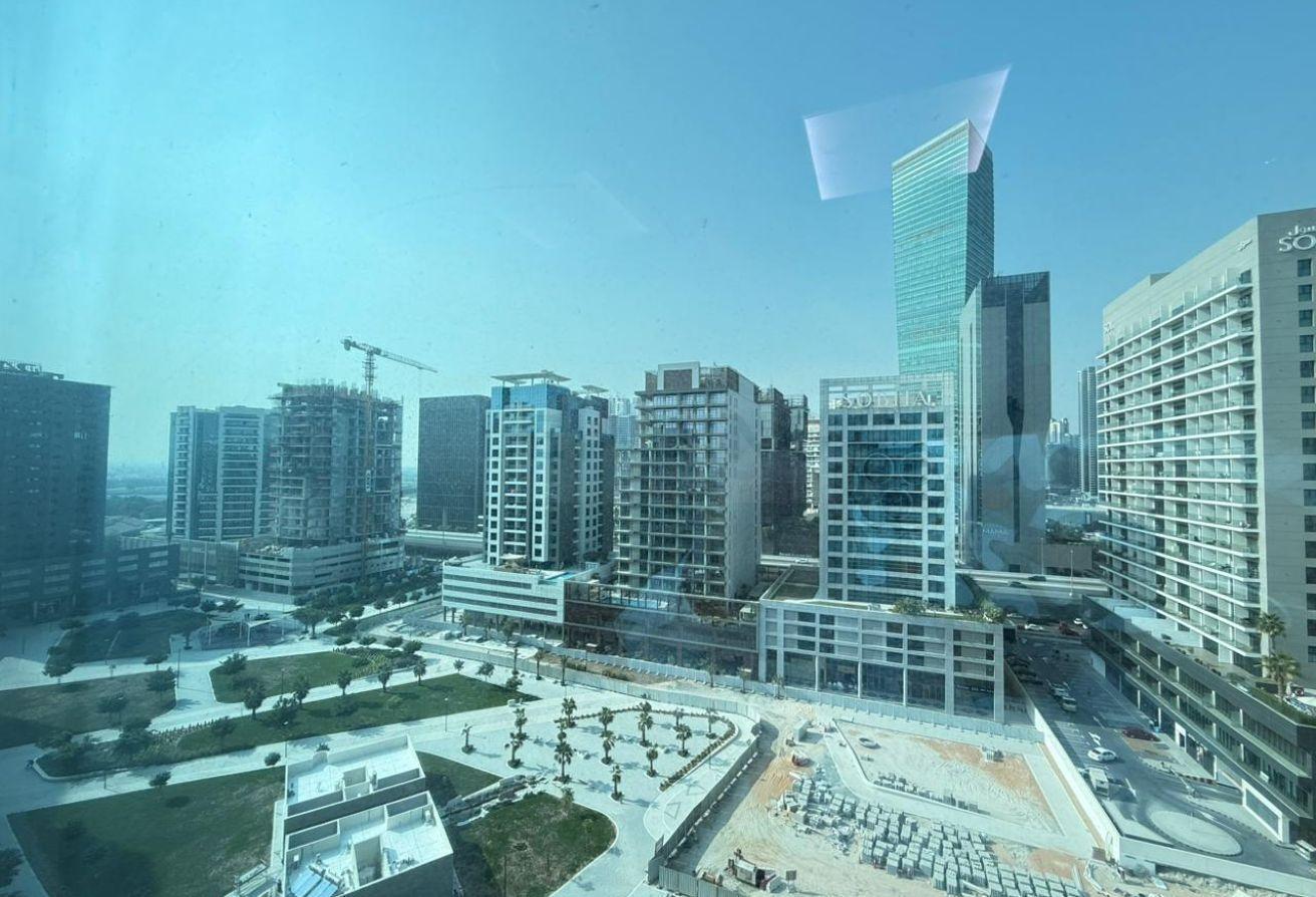 مكتب مجهز بالكامل ومشرق مع إطلالة رائعة.
