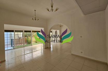Villa - 4 Bedrooms - 3 Bathrooms for rent in Jumeirah 1 Villas - Jumeirah 1 - Jumeirah - Dubai