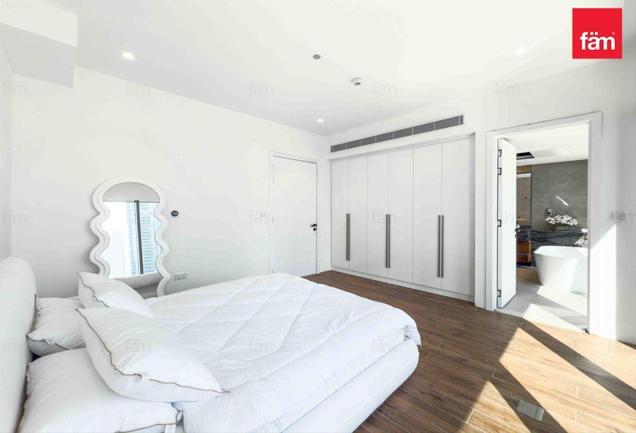 Upgraded Duplex | Exceptional Views | Office+Maid photo 2