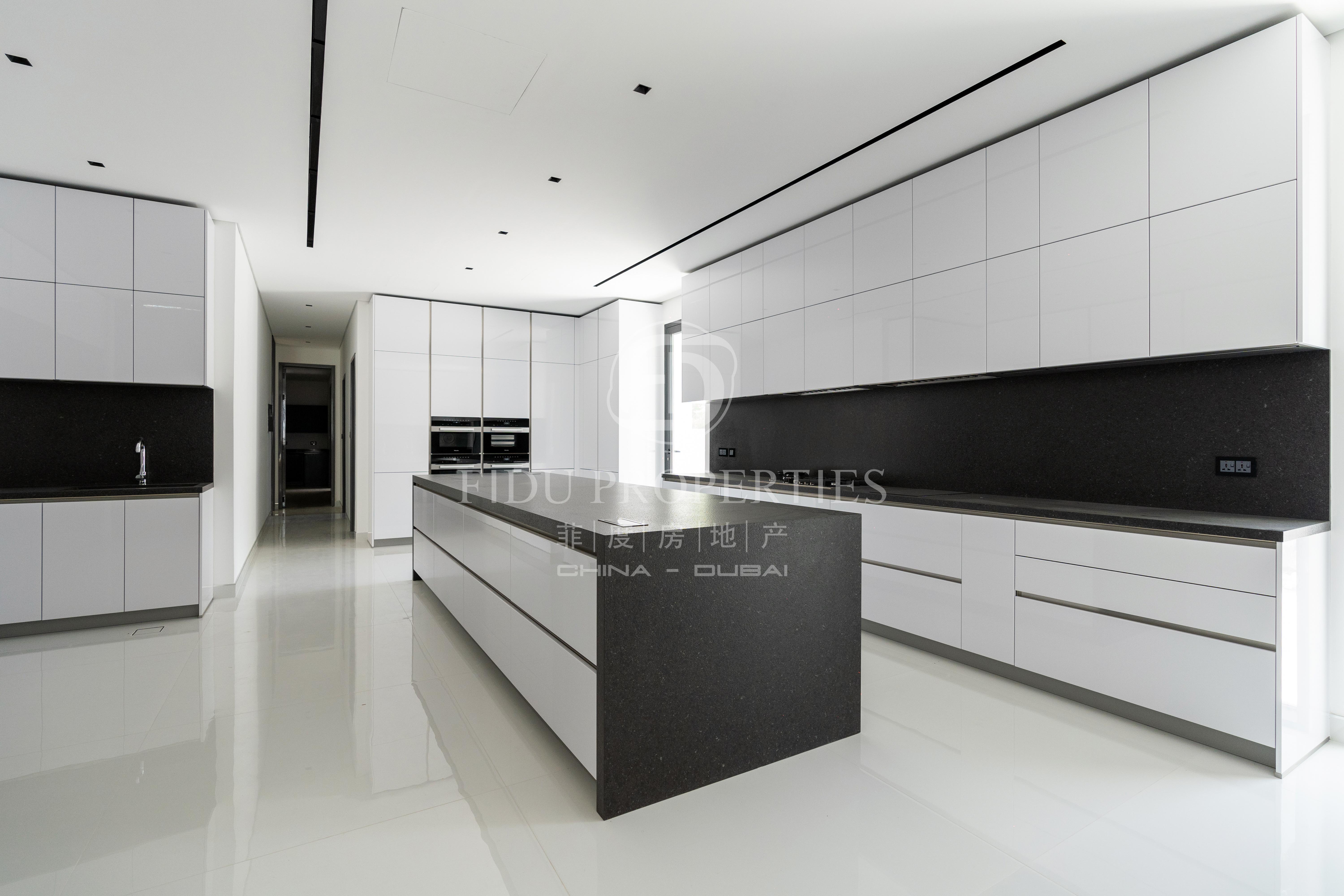 Custom Built 7 Bedrooms Mansion On The Golf Course