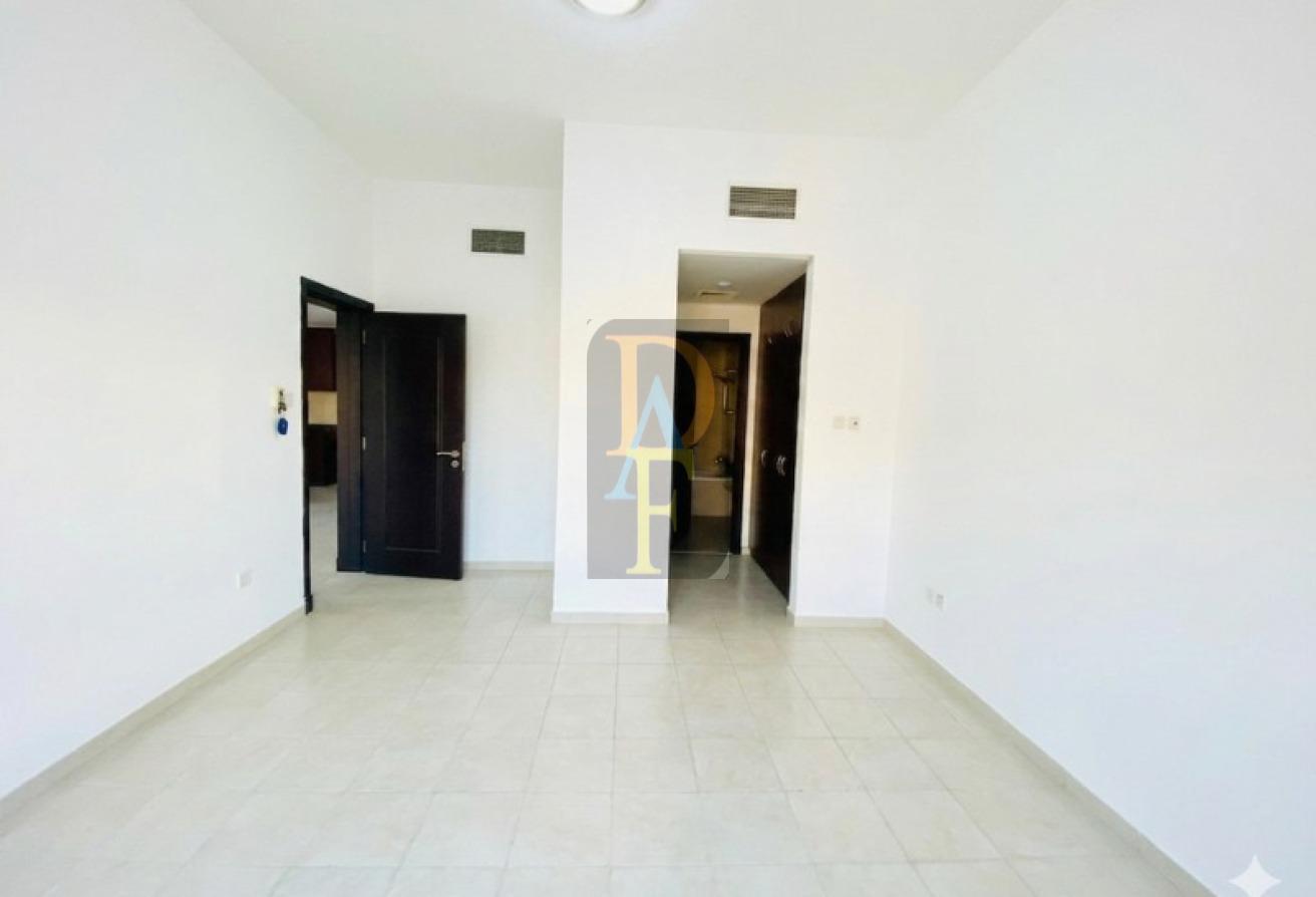 VACANT 1B/R NEAR THE GARDEN METRO STATION WITH ONE PARKING photo 3