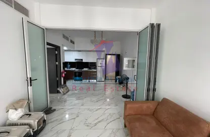 شقة - غرفة نوم - 1 حمام للإيجار في أوليفز ريزيدنس بلوك 1 - أوليفز ريزيدينس - المدينة العالمية - دبي