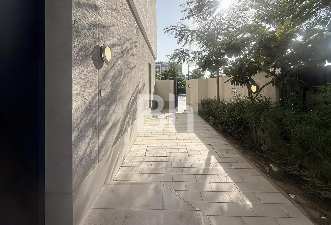 Corner Villa | Own private Pool | Unfurnished photo 27