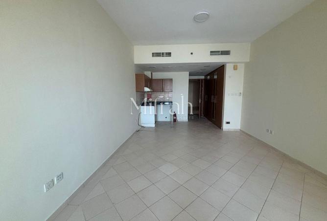 غير مفروش | الطابق العلوي | مع موقف سيارات