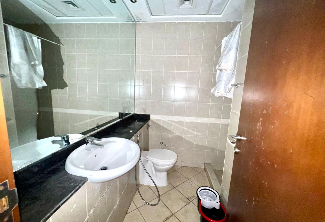 Close to DMCC Metro - Spacious Unit - Vacant — image 12